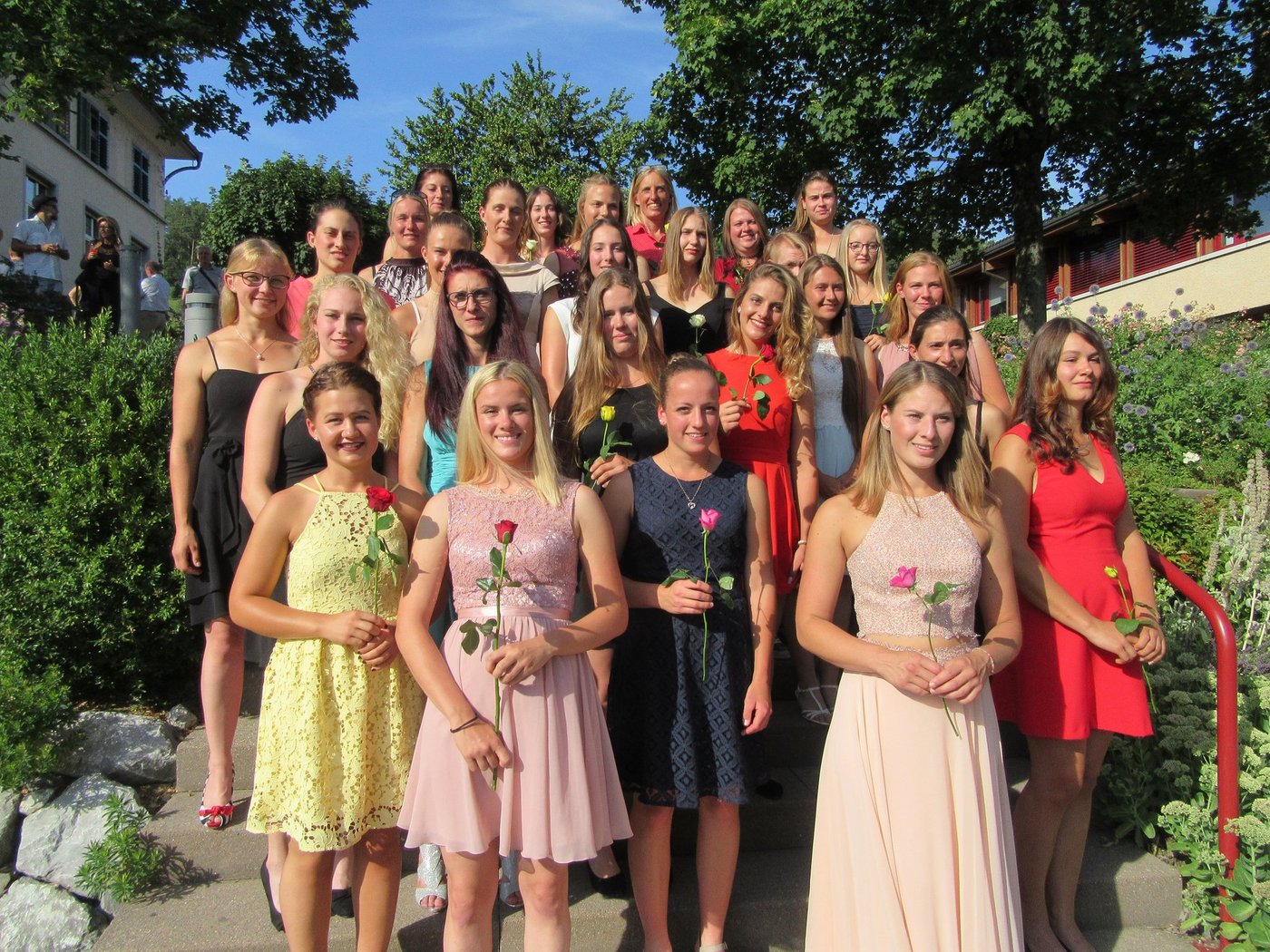 Diese jungen Berufsleute haben dieses Jahr am Strickhof ihre Ausbildung als Pferfefachleute mit Erfolg abgeschlossen. (Bild Margreth Rinderknecht)