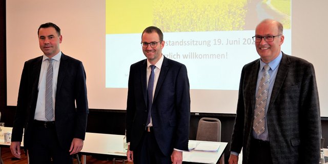 Michel Darbellay (m.) mit seinen neuen Chefs Martin Rufer und Markus Ritter. (Bild zVg)