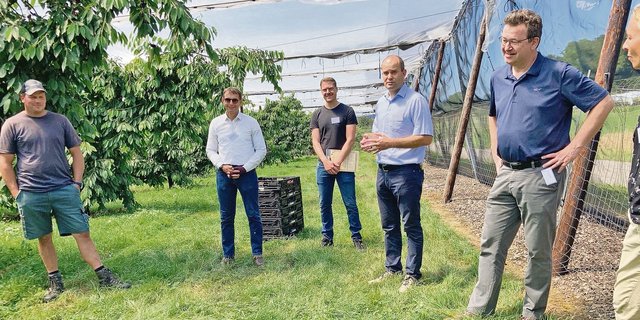Der Luzerner Volkswirtschaftsdirektor Fabian Peter (4.v.l.) im Gespräch mit Seetaler Landwirten. (Bild Buwd)