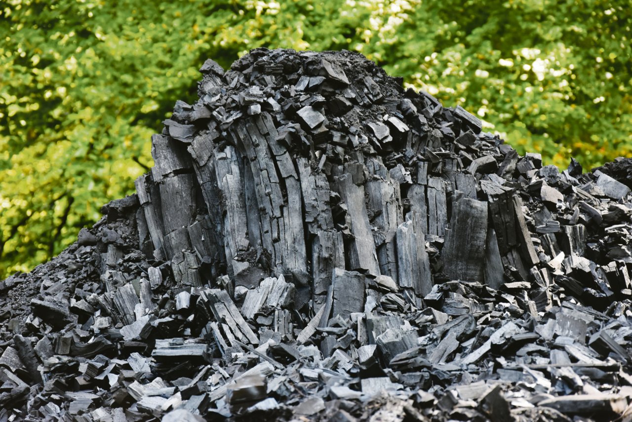 Die Kohlenernte aus einem früheren Jahr. Dieses Jahr werden etwa 3,2 Tonnen Holzkohle erwartet. (Bild zVg)