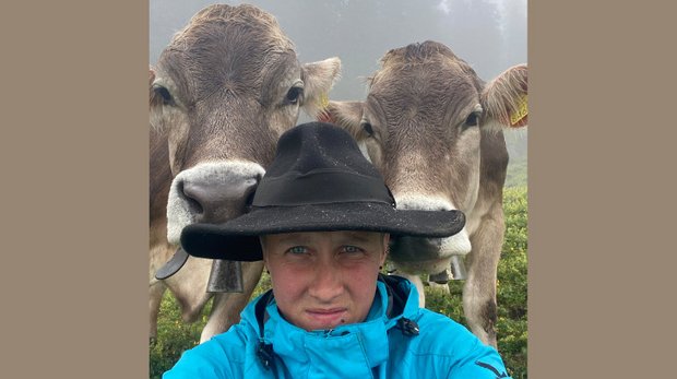 «Und das nennt sich Alpsommer?» Petra Fässler und das Alpvieh hoffen auf Wetterbesserung. (Bild Petra Fässler)
