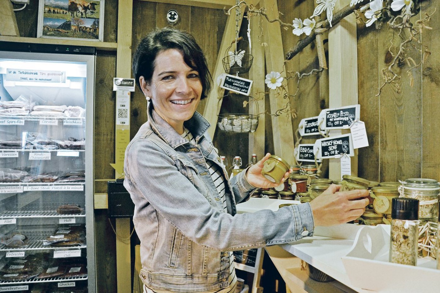 Regula Minikus verkauft in ihrem Selbstbedienungs-Hofladen viel Selbstgemachtes. Hier kann die 40-Jährige ihre Liebe zum Basteln und Dekorieren ausleben. An den Wänden hängen Bilder der eigenen Mutterkühe. (Bild Jeanne Woodtli)