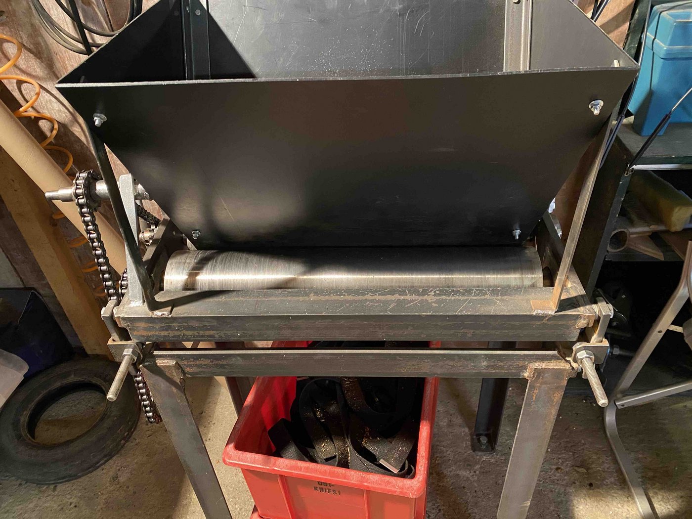 Die Knackmaschine haben Brupbachers selbst gebaut. Für jene Mandelsorte, die sich nicht mit der Zange aufbrechen lässt.