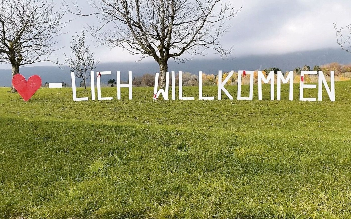 Grosse, selbst gebastelte Buchstaben hiessen die Hofdamen bei ihrem Besuch willkommen.