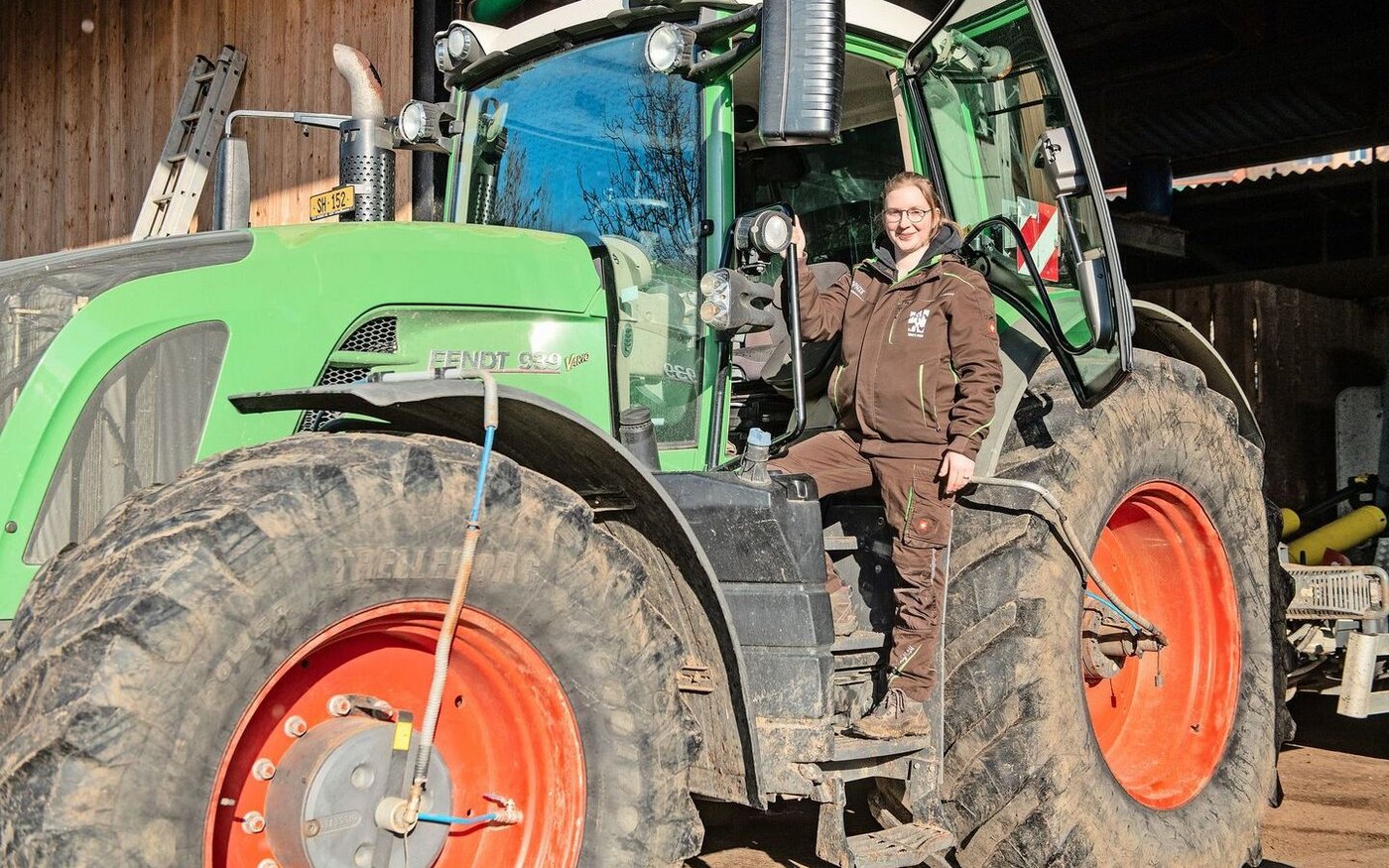Der grösste Traktor auf dem Hof ist Sophies, «mit dem grossen Fendt fahre fast nur ich», sagt die Schaffhauserin. 
