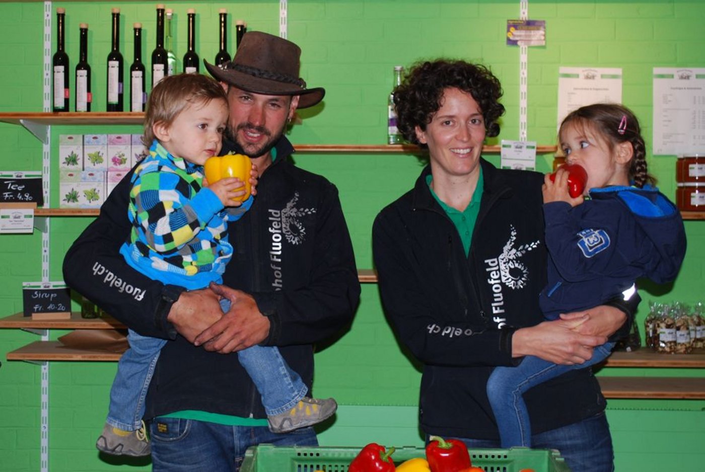 Michael und Anita Reichmuth-Caduff führen den Biohof Fluofeld in zweiter Generation. Ihre zwei Kinder Flavian und Ricarda erobern die Herzen der Kunden. (Bild: jw)