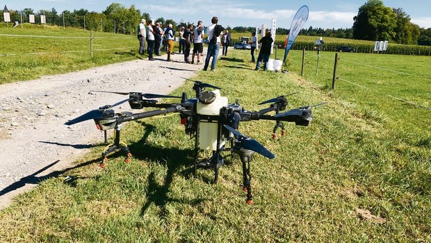 In Seon kam eine 40 Kilogramm schwere Drohne für das Ausbringen von Pflanzenschutzmitteln zum Einsatz. Sie schafft mit einer Einsatzbereite von 4 Metern 1,2 Hektaren pro Stunde.(Bild Paul Müri)