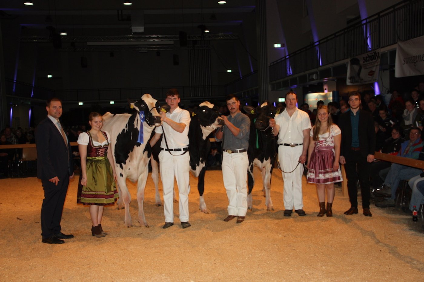V. l. n. r.: Richter Patrick Rüttimann, Livia Balmer, Vize-Junior-Championne von Markus Wyss, Junior Championne von Peter Aellig, Drittrangierte von Cyrill Schenk, Angela Balmer und Ringman Patrik Siegrist. 