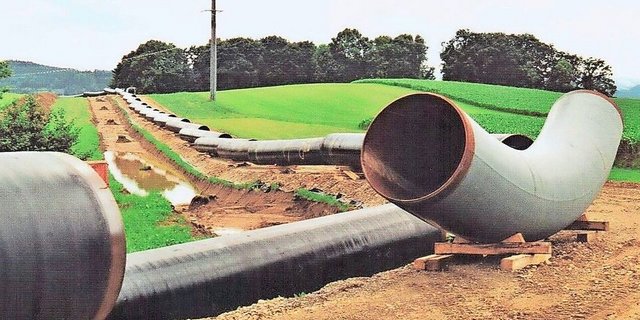 Gasleitungsbau Ende der 90er-Jahre im Kanton Luzern. Verlegt wurden Stahlrohre mit 1,2 Meter Durchmesser. 