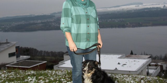Barbara Eichenberger steht für das Foto zusammen mit ihrer Border-Collie-Hündin Joba auf dem Eichberg oberhalb Beinwil am See AG. Im Hintergrund liegt der Hallwilersee. (Bild Hans Rüssli)