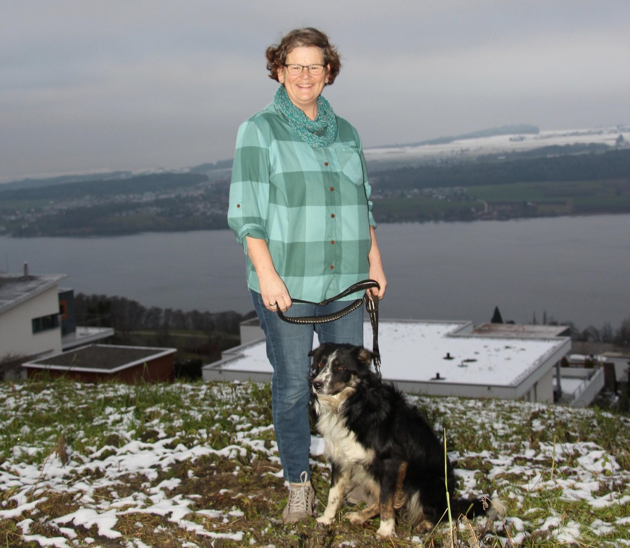 Barbara Eichenberger steht für das Foto zusammen mit ihrer Border-Collie-Hündin Joba auf dem Eichberg oberhalb Beinwil am See AG. Im Hintergrund liegt der Hallwilersee. (Bild Hans Rüssli)