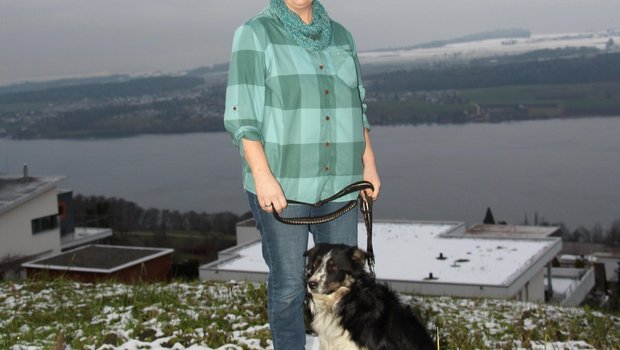 Barbara Eichenberger steht für das Foto zusammen mit ihrer Border-Collie-Hündin Joba auf dem Eichberg oberhalb Beinwil am See AG. Im Hintergrund liegt der Hallwilersee. (Bild Hans Rüssli)