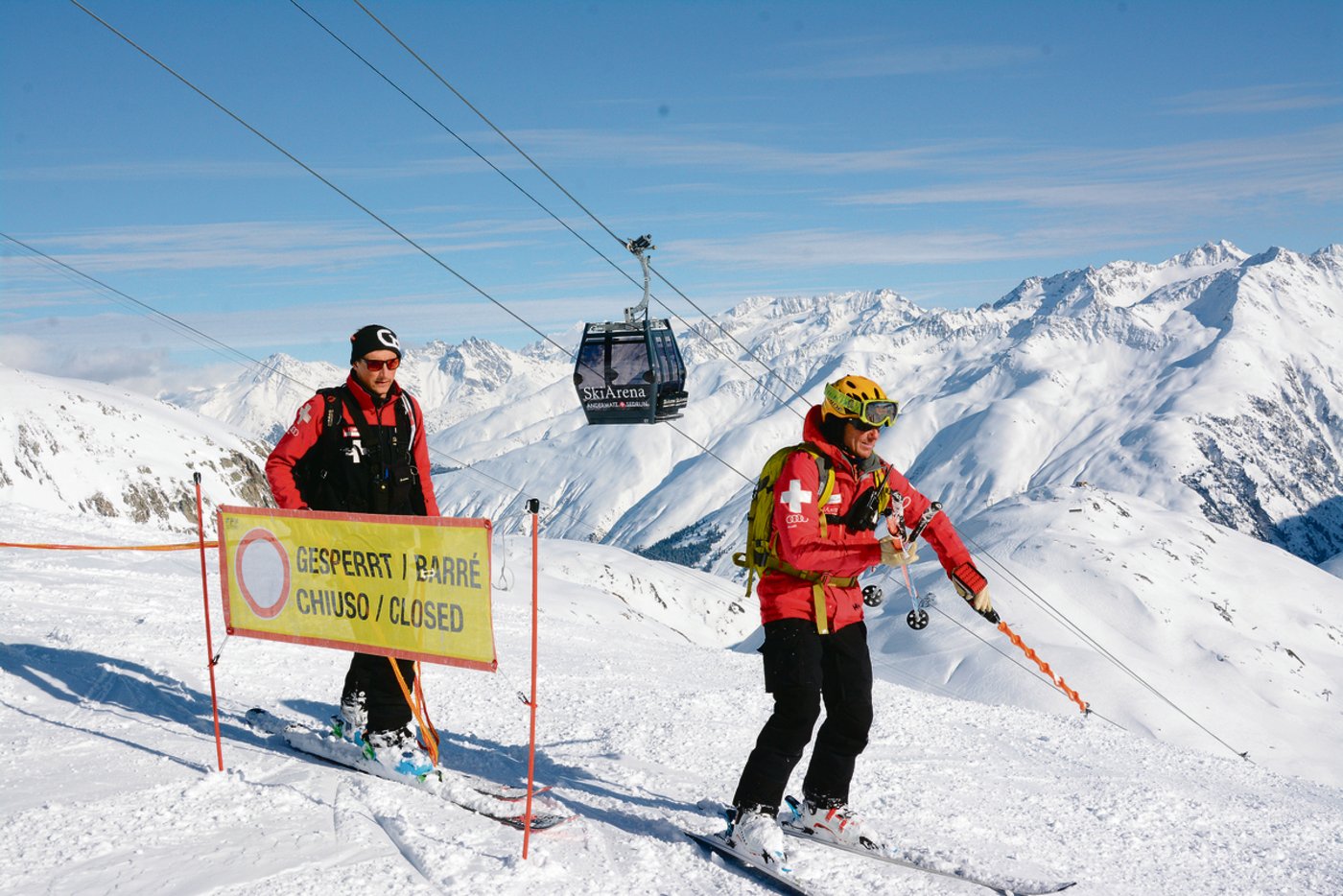 Obwohl er im Winter Vollzeit auf den Skipisten im Einsatz ist, weiss er immer, was im Stall läuft. (Bilder Andrea Gysin)