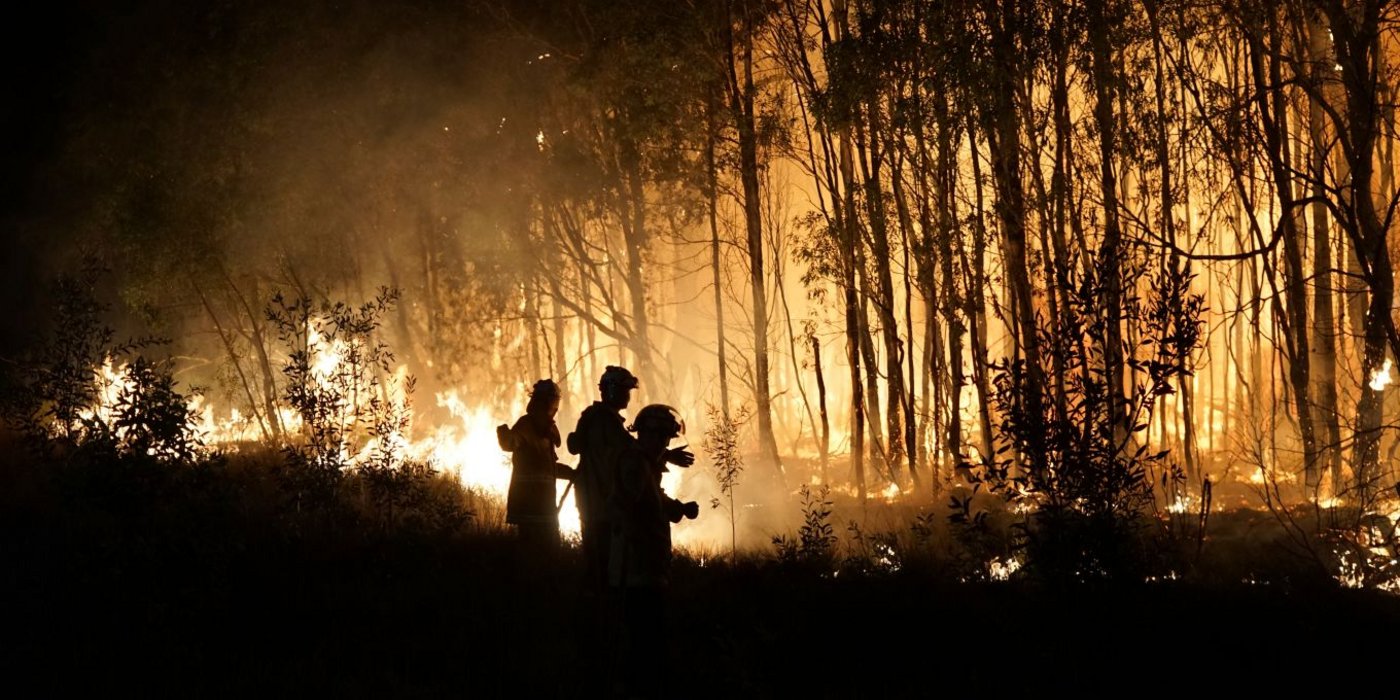 Dieses von Costi Farms zur Verfügung gestellte Foto zeigt Feuerwehrleute, die versuchen ein Feuer im Deepwater National Park im Bundesstaat Queensland zu löschen. (Bild zVg)