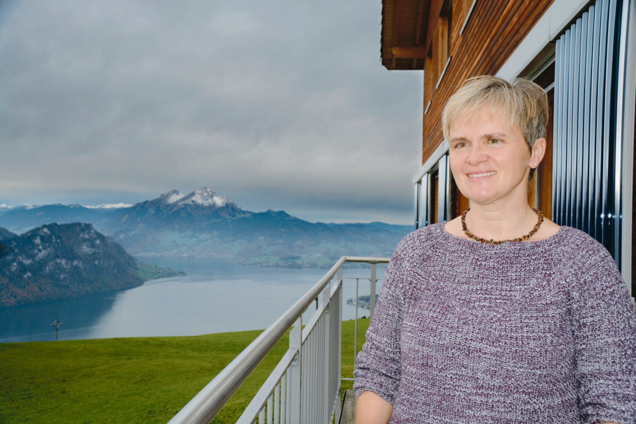 Monika Camenzind auf ihrem Balkon. Im Hintergrund der Vierwaldstättersee mit angezuckertem Pilatus. (Bilder Armin Emmenegger)
