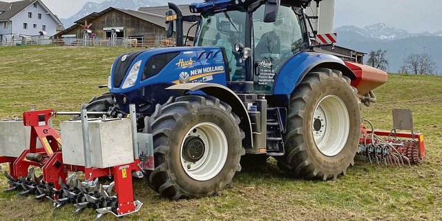 Der Grasnarbenbelüfter Evers (vorne) in Kombination mit dem Greenmaster für Zinkensaat und mit Walze. 