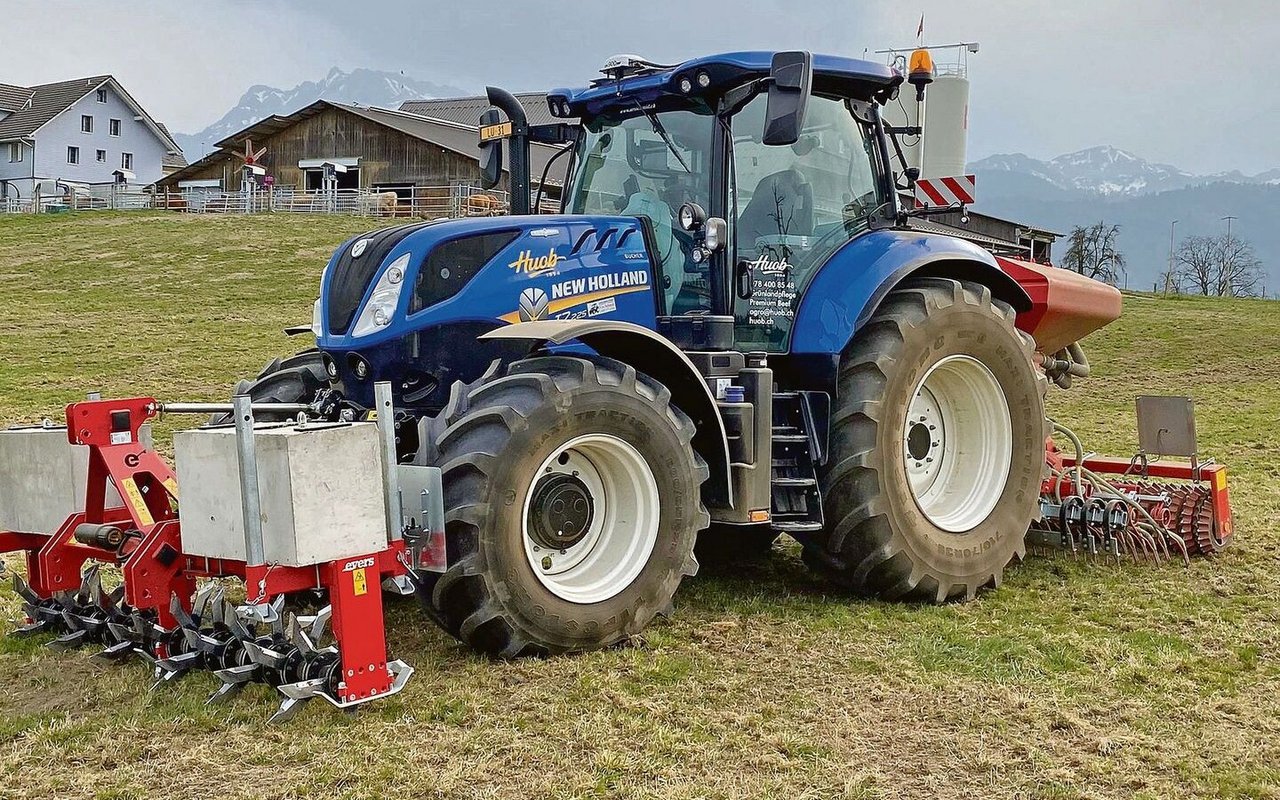 Der Grasnarbenbelüfter Evers (vorne) in Kombination mit dem Greenmaster für Zinkensaat und mit Walze. 