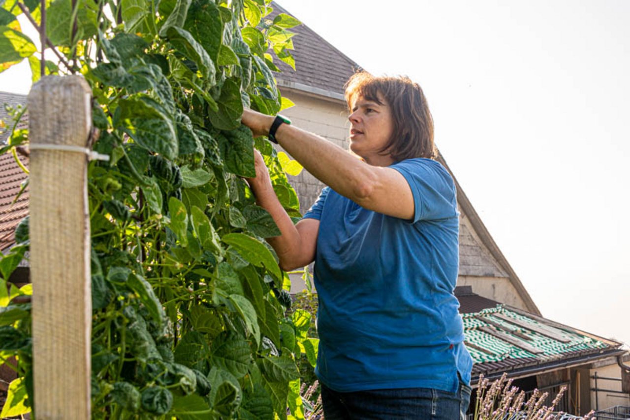 Christine Fahrni im Garten. Sie wirke lieber im Hintergrund, sagt sie, und erinnert Ueli immer mal wieder an Termine und offene Fragen.