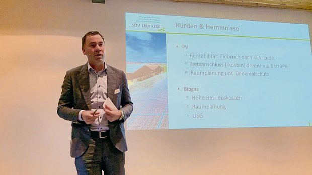 Martin Rufer vom Schweizer Bauernverband weist auf Hürden und Hemmnisse hin für die Produktion und den Absatz von erneuerbaren Energien in der Landwirtschaft. 
