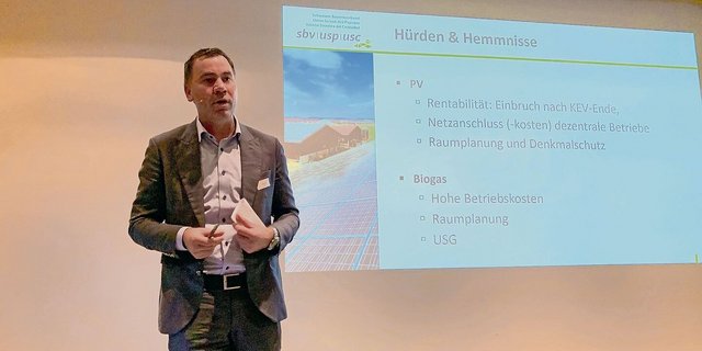 Martin Rufer vom Schweizer Bauernverband weist auf Hürden und Hemmnisse hin für die Produktion und den Absatz von erneuerbaren Energien in der Landwirtschaft. 
