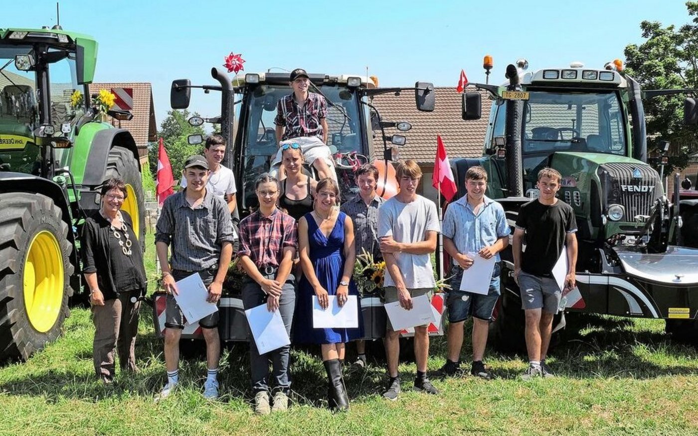 Sie haben die Ausbildung als Agrarpraktiker(in) EBA erfolgreich abgeschlossen. Mit auf dem Bild Lehrerin Bea Schlauri (links).