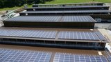 Auf dem Dach produzieren Photovoltaik-Platten grünen Strom. (Bild rü) 