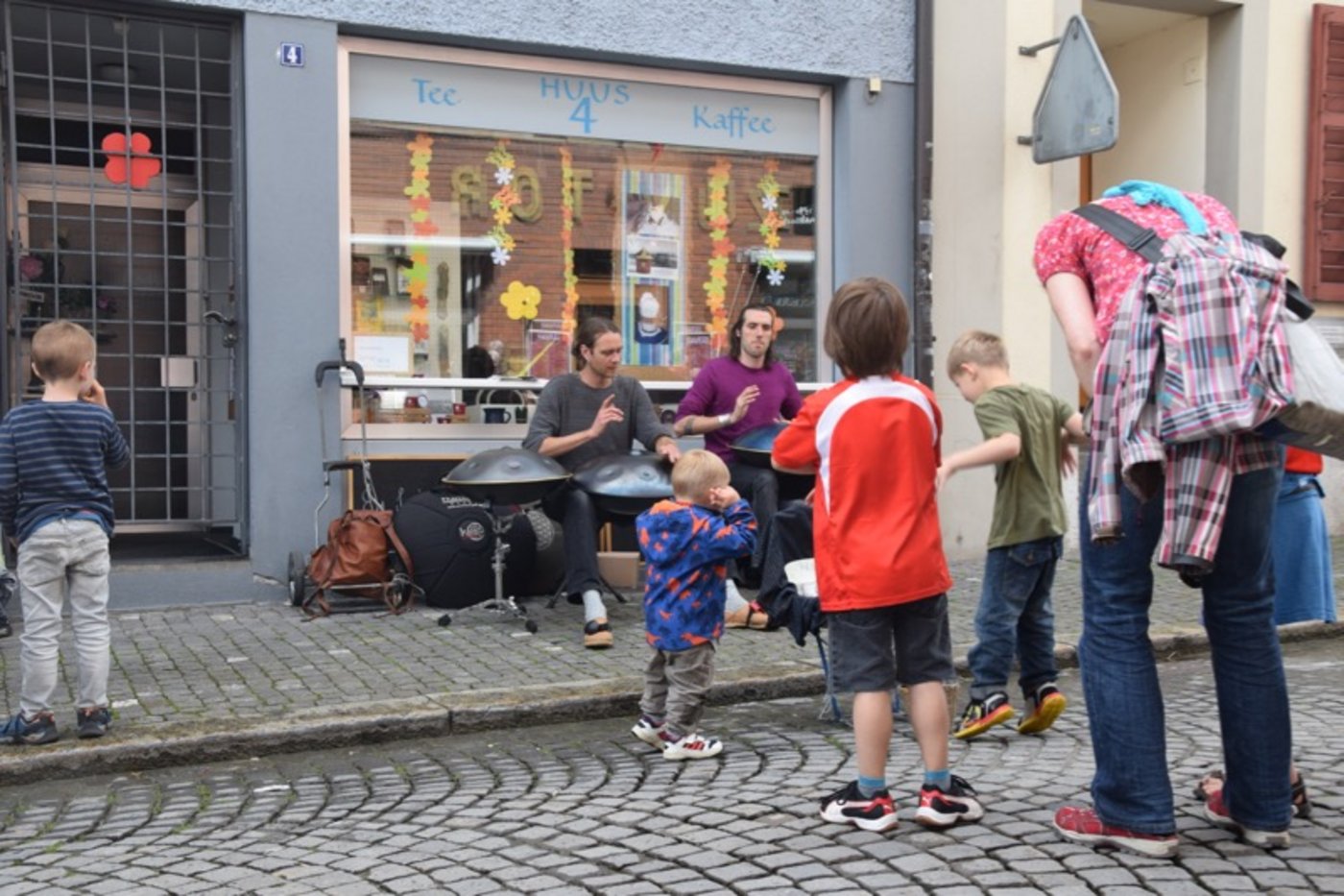Hangwallah und Lollo Pan erfreuen die Ohren von Gross und klein. Ihr scheinbar exotisches Instrument das Hang wurde im Jahr 2000 in Bern erfunden. (Bild jba)