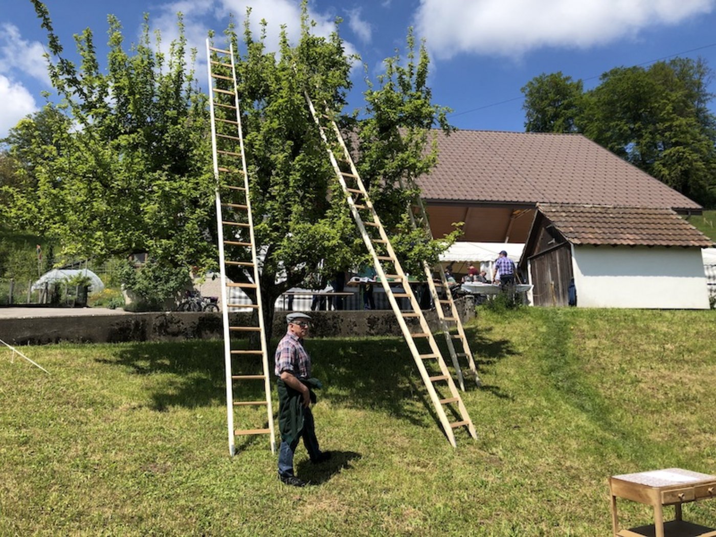 Alois Diethelm verkauft seine Leitern an der Breitenhoftagung.