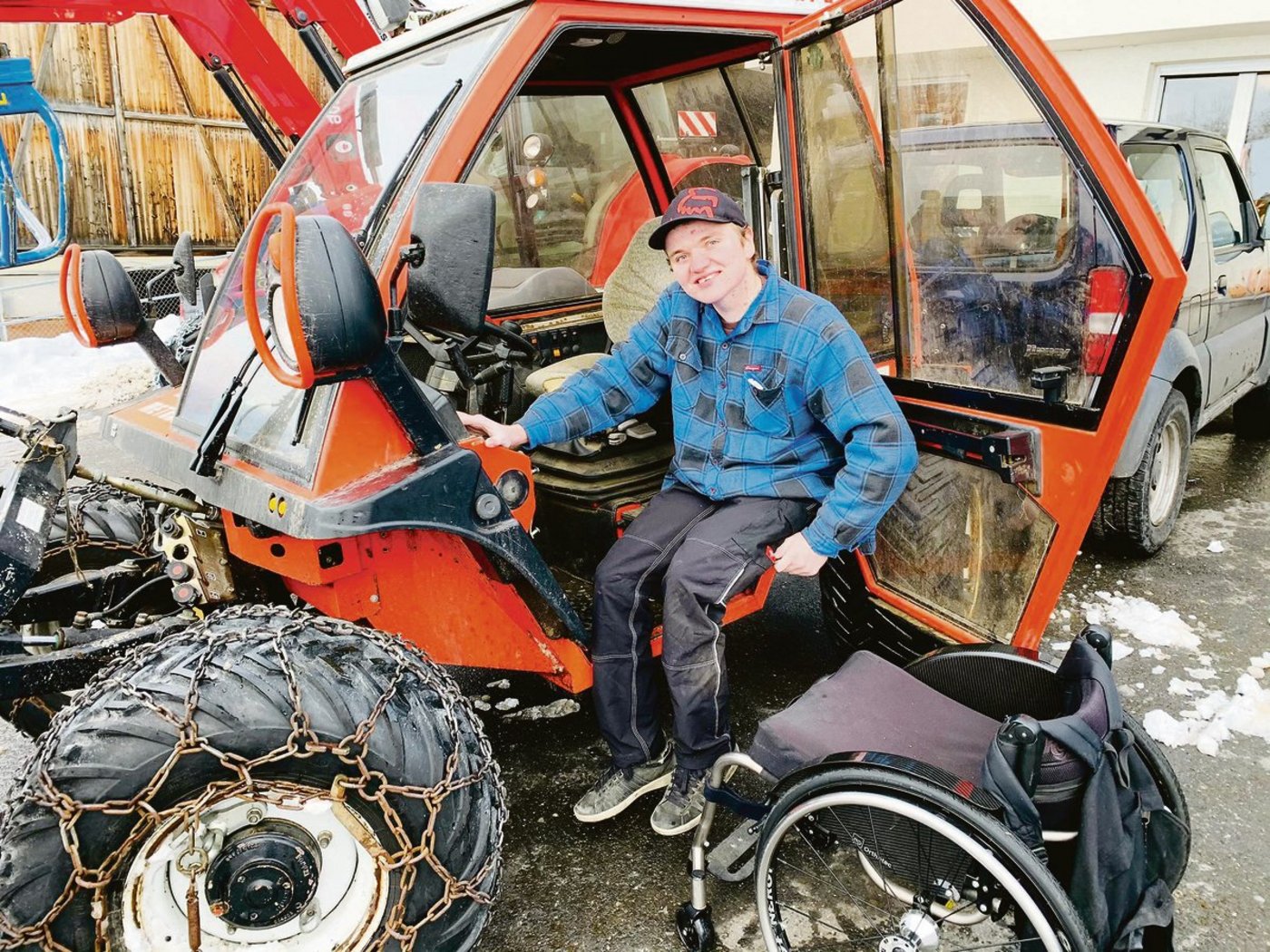 Mit einem Metalllift kann Martin Gassner eigenständig in den Reform Metrac und den John-Deere-Gator ein- und aussteigen. Der Massey Ferguson hat noch keinen Lift, da hilft ihm jeweils der Bruder. (Bilder zVg Martin Gassner)