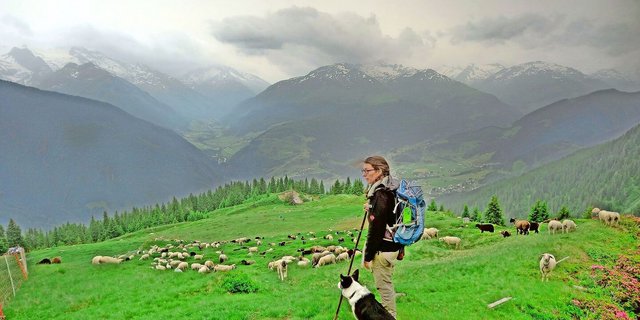 Doris Theiner ist seit sieben Jahren Hirtin und seit sechs Jahren Alpmeisterin auf der Alp Lumpegna bei Disentis. Mit dabei sind unter anderem 700 bis 800 Schafe sowie 120 Ziegen.