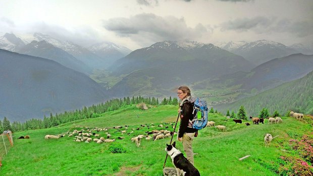 Doris Theiner ist se Doris Theiner ist seit sieben Jahren Hirtin und seit sechs Jahren Alpmeisterin auf der Alp Lumpegna bei Disentis. Mit dabei sind unter anderem 700 bis 800 Schafe sowie 120 Ziegen.