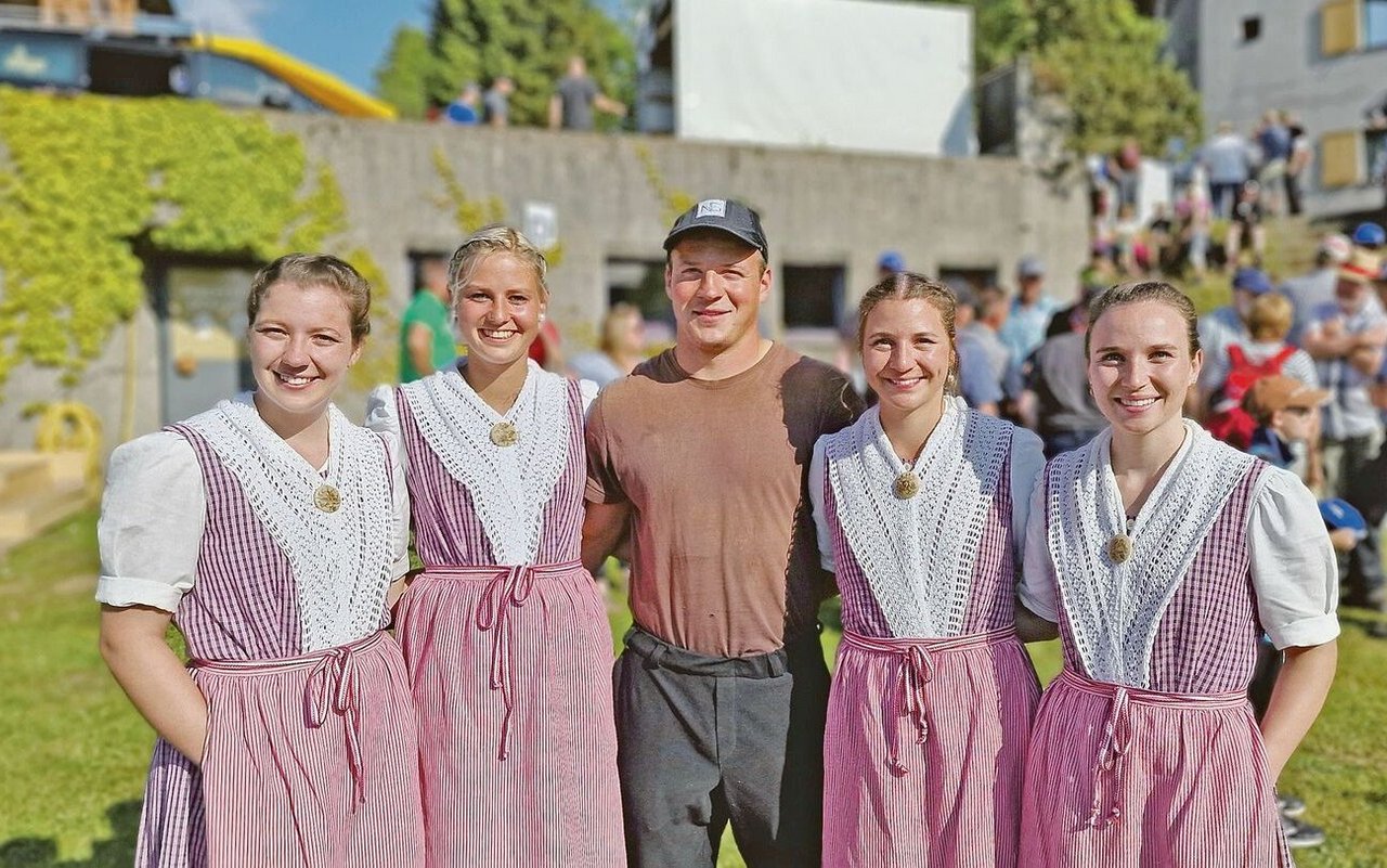 Hahn im Korb: Samuel Suter mit seinen drei Schwestern und Freundin Lara Pfyl (2. v. l.), welche am diesjährigen Stoos-Schwinget Ehrendamen waren.