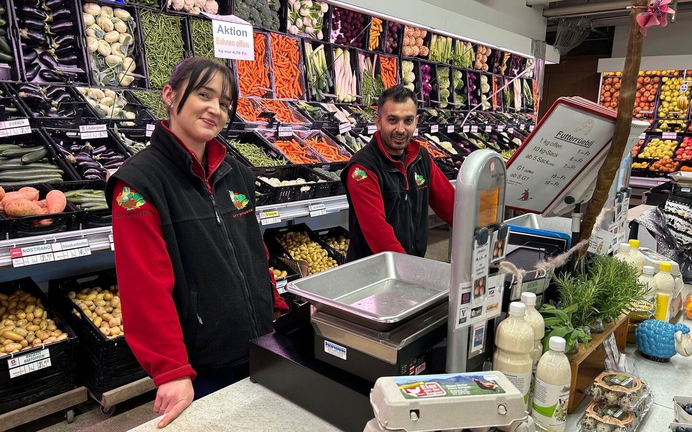 Der gut frequentierte Hofladen ist das Schaufenster des Betriebs. Verantwortlich dafür sind Weronika Trojan und Miralikheil Rafiullah.