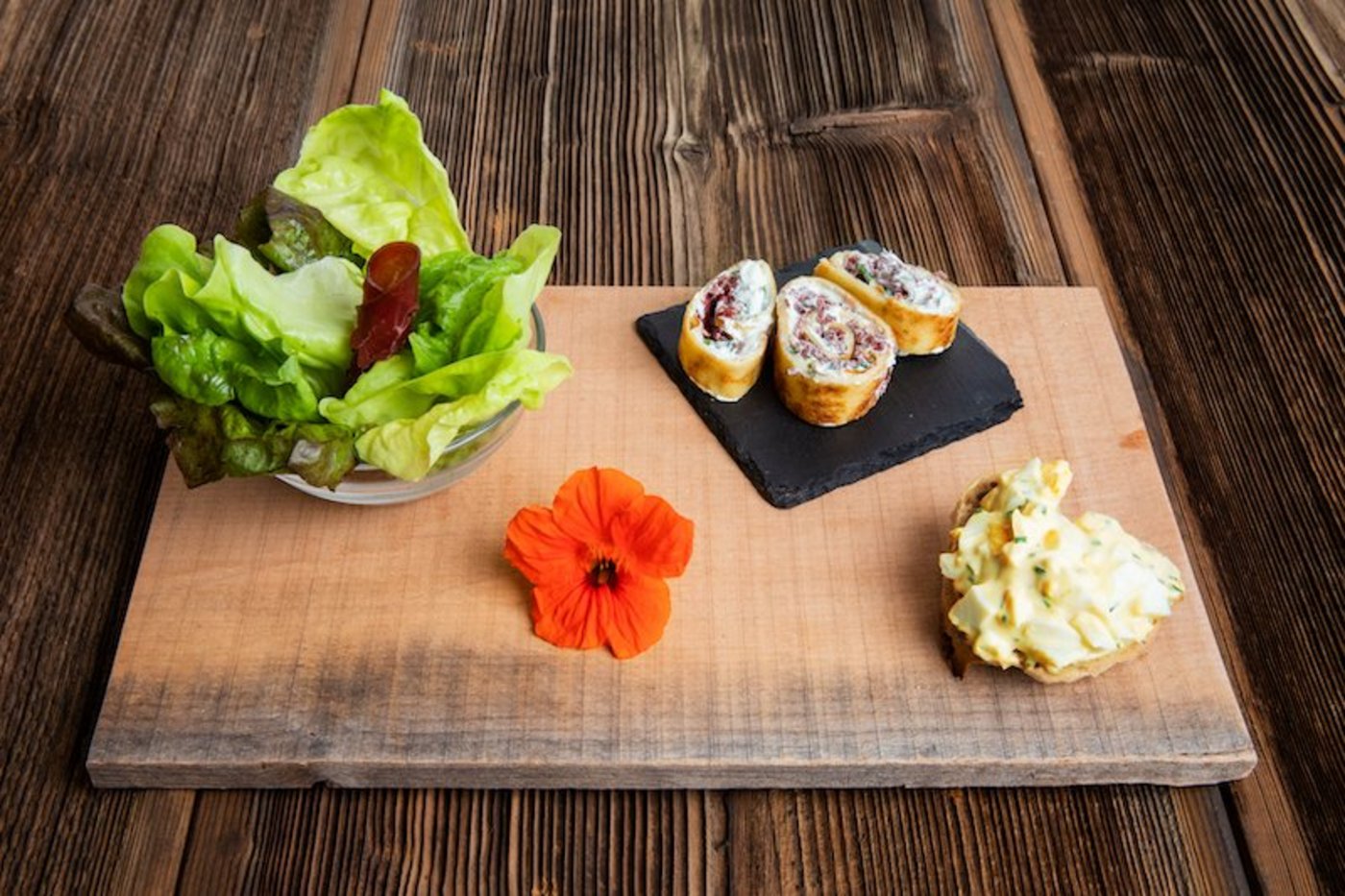 Blattsalat mit Eierbrötli und Omletten-Grüessli. (Bild Ueli Christoffel/SRF)