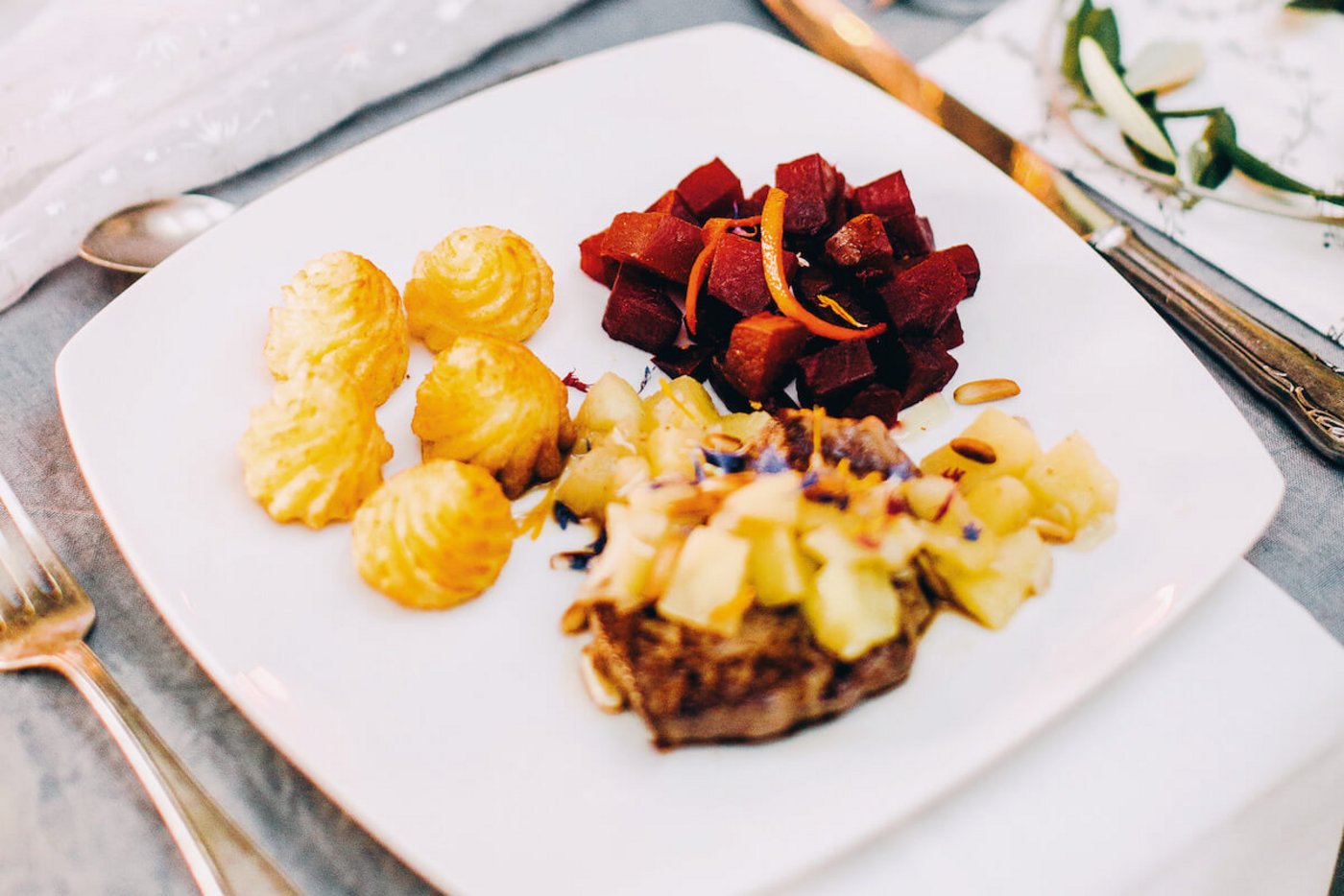 Der Hauptgang des Festmenus: Rindsfilet mit Apfel-Chutney, Pommes Duchesse, Randen mit Orangen. (Foto: Kathrin Toldo)