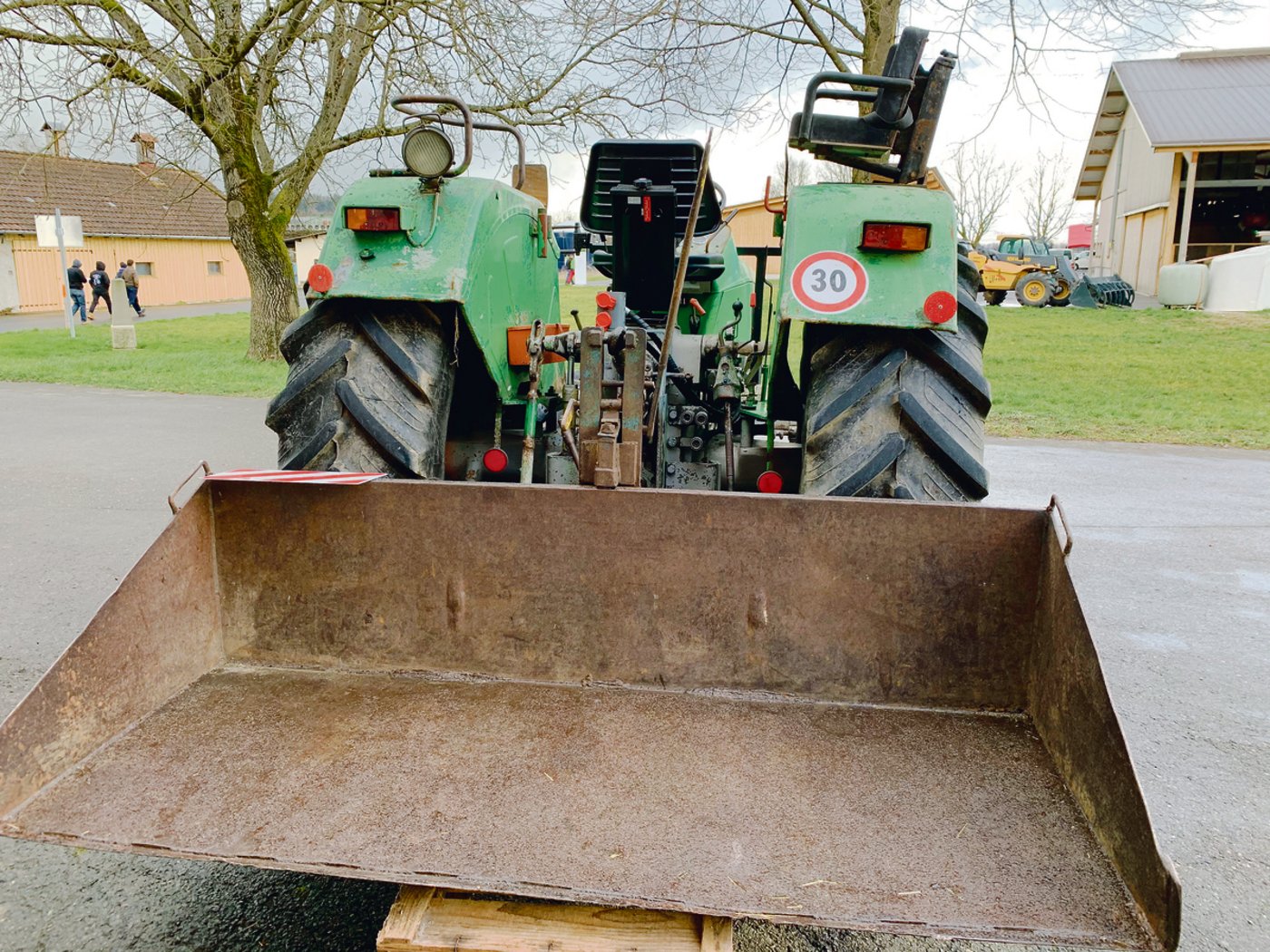 Dieses Gefährt darf so nicht auf die Strasse. Die scharfe Kante der Heckschaufel muss geschützt werden. (Bilder Josef Scherer)