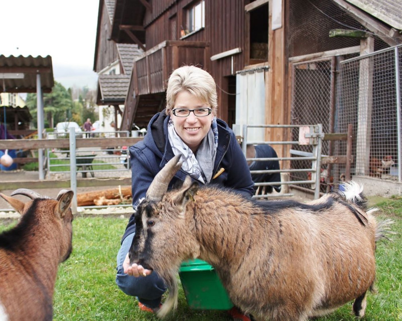 Pia Schellenberg liebt Tiere: Auch Zwergziegen, Mini-Shettlandponys und Hängebauchschweinen gehören zum Hof. (Bild Sanna Bührer)