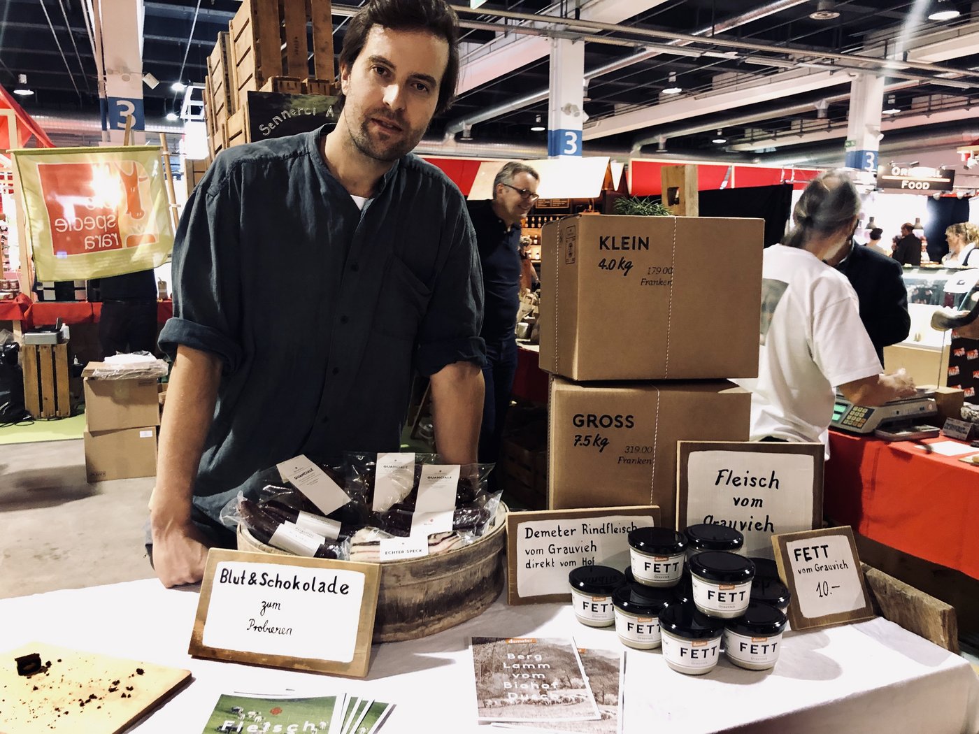 Mit Blut und Schokolade lockte Rindviehhalter Georg Blunier aus Paspels GR an seinen Stand. Das gab‘s nicht pur, sondern in einem Brownie verarbeitet. Einen Unterschied hat man nicht geschmeckt. Georg Blunier warb für die stressfreie Schlachtung auf dem Hof. Als Pionierbetrieb darf er seit diesem Jahr sein Rindvieh auf dem Hof im gewohnten Umfeld schlachten. (Bild Katrin Erfurt)