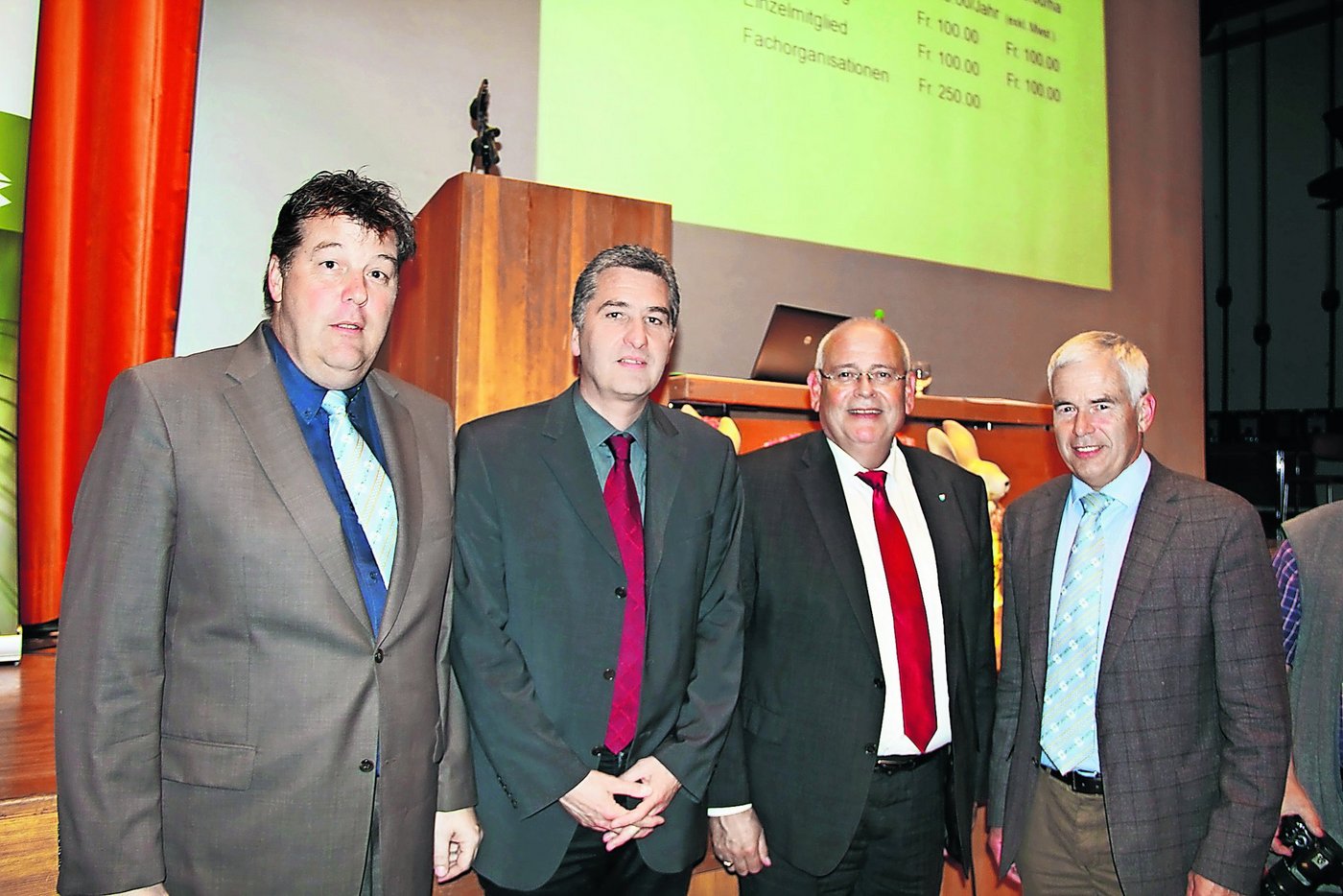 ZBV-Geschäftsführer Ferdi Hodel, der Veterinärmediziner Roger Stephan, der Zürcher Baudirektor Markus Kägi und ZBV-Präsident Hans Frei (v. . . .) an der Delegiertenversammlung des Zürcher Bauernverbands in Winkel. (Bild: Christian Weber)