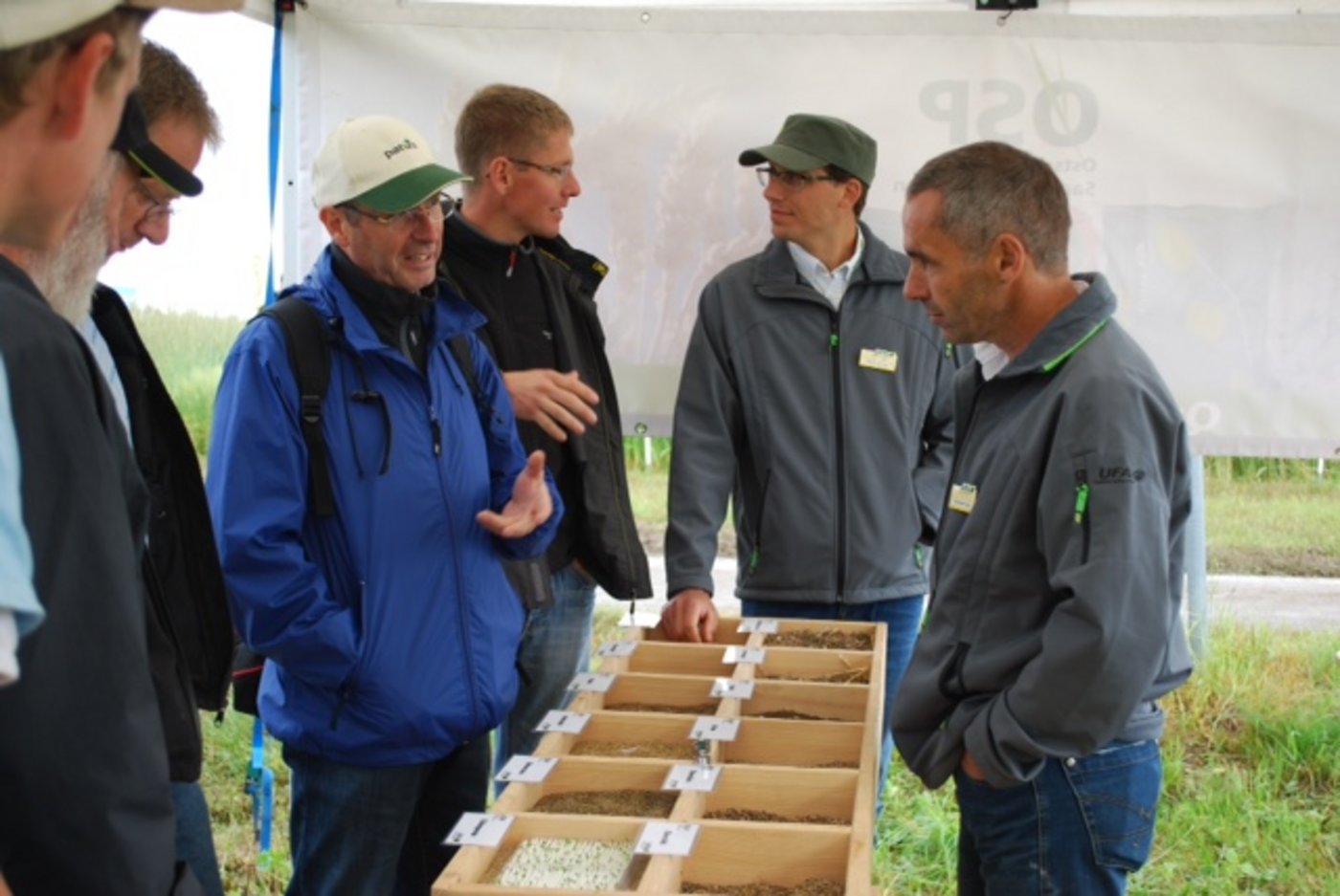 Hanspeter Hug von UFA Samen erklärt einigen deutschen Landwirten den Weg vom Dreschen zum gereinigten Saatgut.
