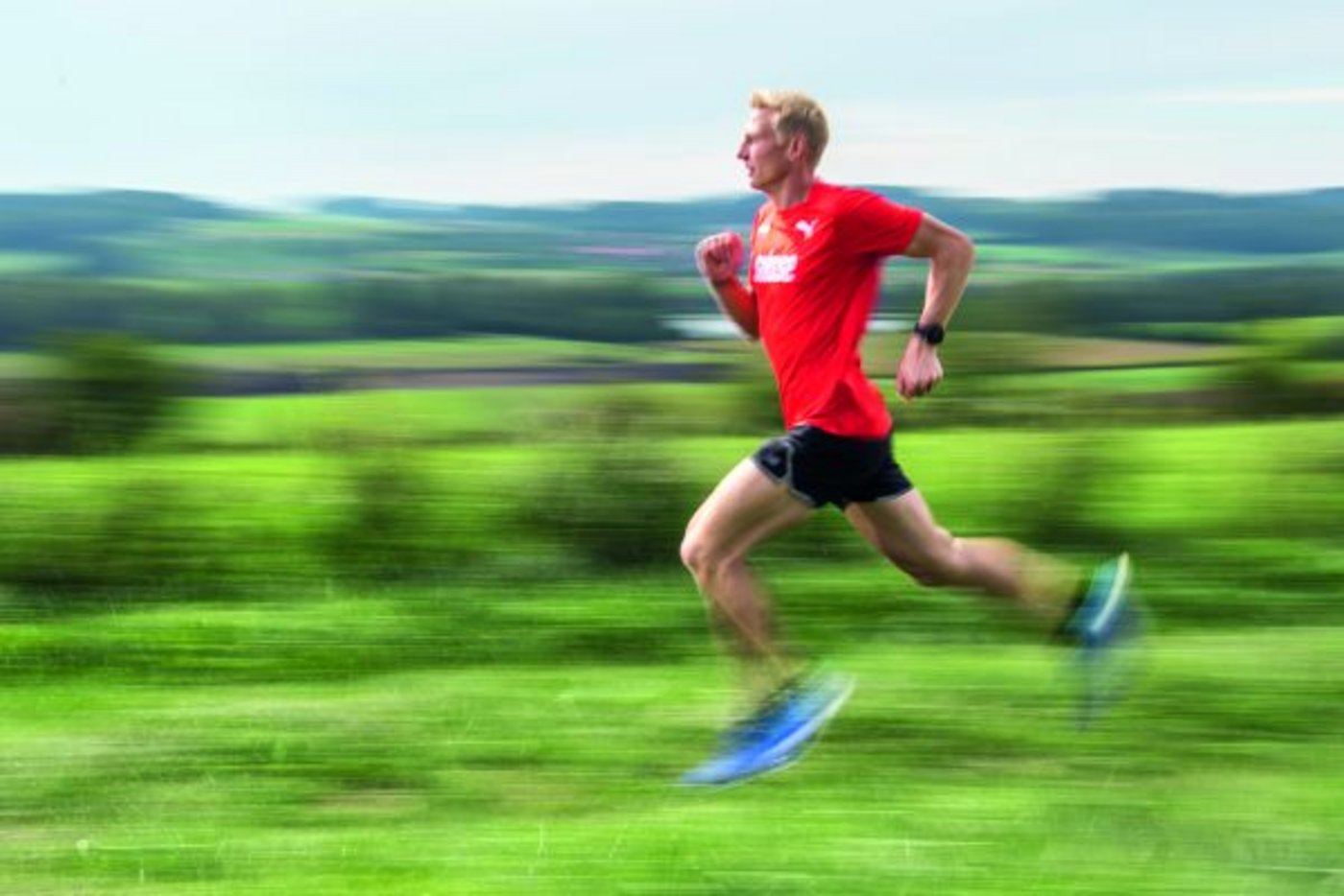 Patrik Wägeli trainiert viel, manchmal sogar mehrmals täglich. Im Jahr legt er ungefähr 6500 Laufkilometer zurück. Damit die Arbeit auf dem  Hof reibungslos läuft, organisiert er sich mit anderen Landwirten aus der Umgebung. (Bild 
