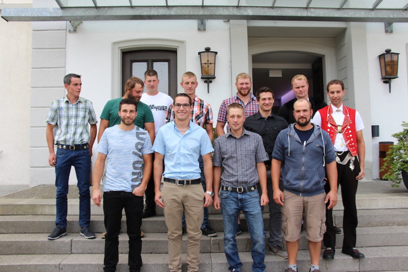 Die Absolventinnen des Rheinhofs posieren mehrheitlich in legerer Kleidung. Schliesslich heisst jetzt erstmal: Loslassen. (Bild Agriprof)