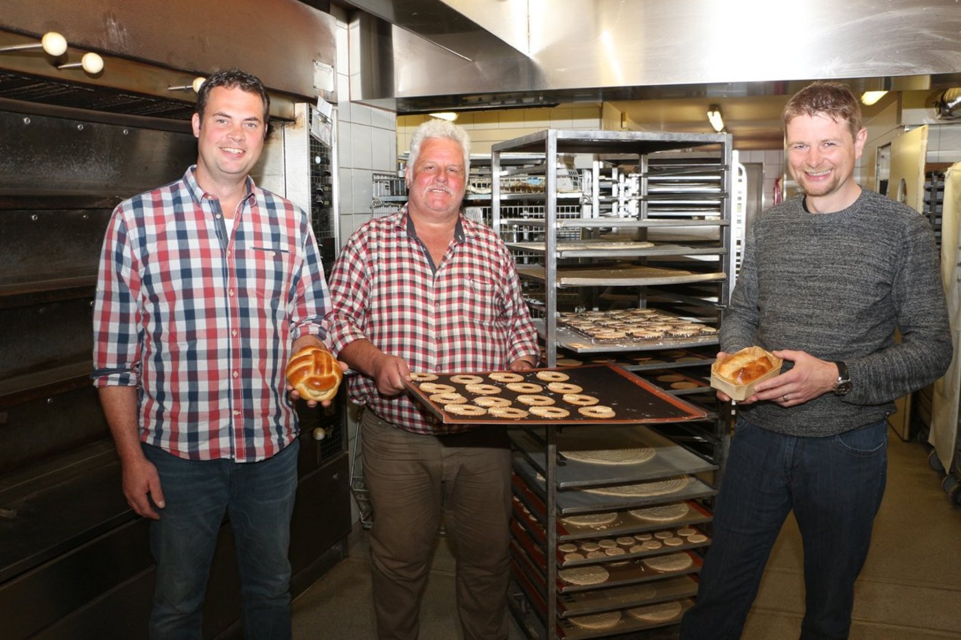 "Wir wissen, was in diesen Backwaren steckt": Landwirt Markus Gut, Bäcker Andreas Iten und Landwirt Andreas Mohni (v.l.). (Bild Manuel Fischer)