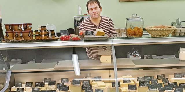 Für Patrick Misteli waren die Umstände zunächst unglücklich, da er sein altes Ladenlokal verlassen musste. Doch alles hat sich zum Guten gewendet und er hat mit seiner Partnerin in Deitingen einen neuen Chäsiladen erfolgreich eröffnet. (Bild Land-Chäsi)