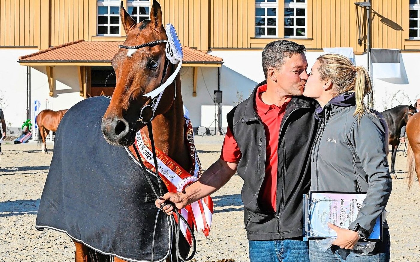 Die stolzen Besitzer Caroline und Dominik Holzherr aus Effigen AG mit ihrer Elite-Jungstuten-Siegerin Noelya vom Hagli (Never BW / Nielsen).  