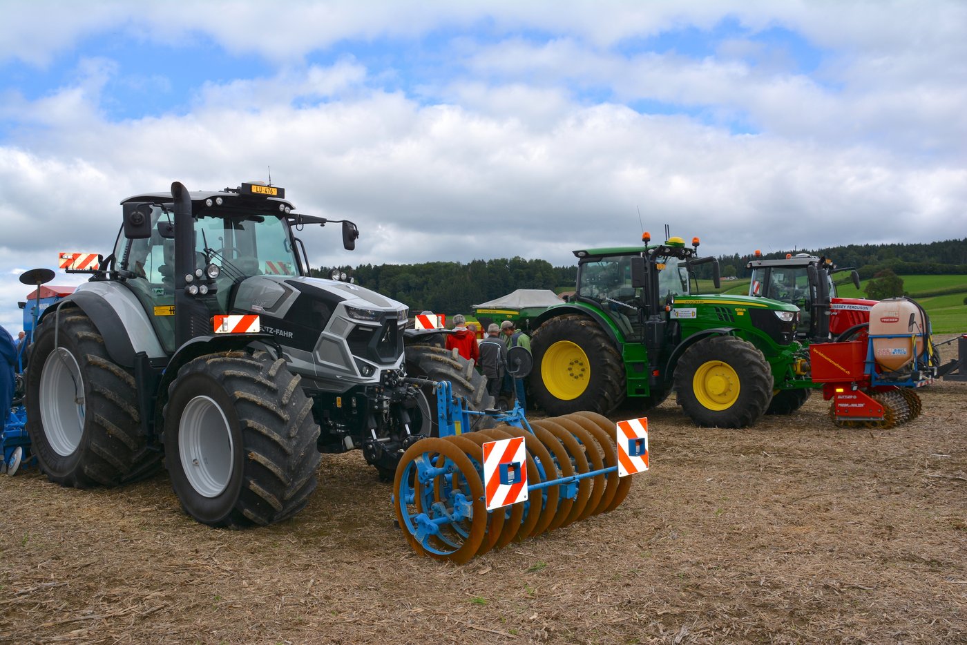 Die verschiedenen Maschinen zur Bodenbearbeitung und Sähtechnik wurden vorgeführt. (Bilder Franziska Jurt)