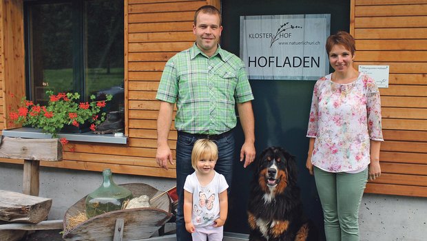 Christian und Erika Arnold (auf dem Bild mit Tochter Valeria und Hofhund Sämi) haben im Klosterhof in Seedorf UR einen Hofladen eröffnet.  (Bild Röbi Kuster)