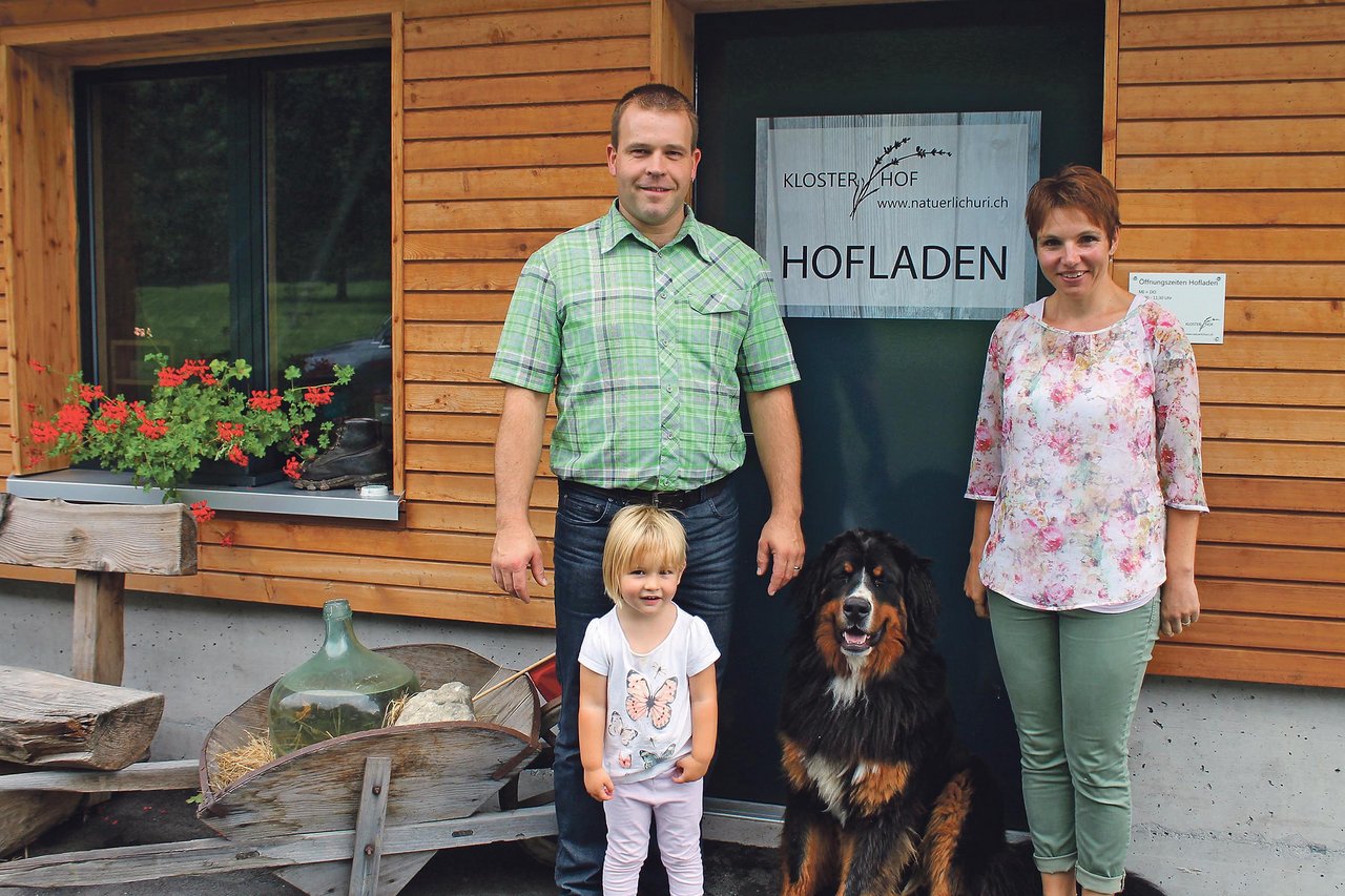 Christian und Erika Arnold (auf dem Bild mit Tochter Valeria und Hofhund Sämi) haben im Klosterhof in Seedorf UR einen Hofladen eröffnet.  (Bild Röbi Kuster)