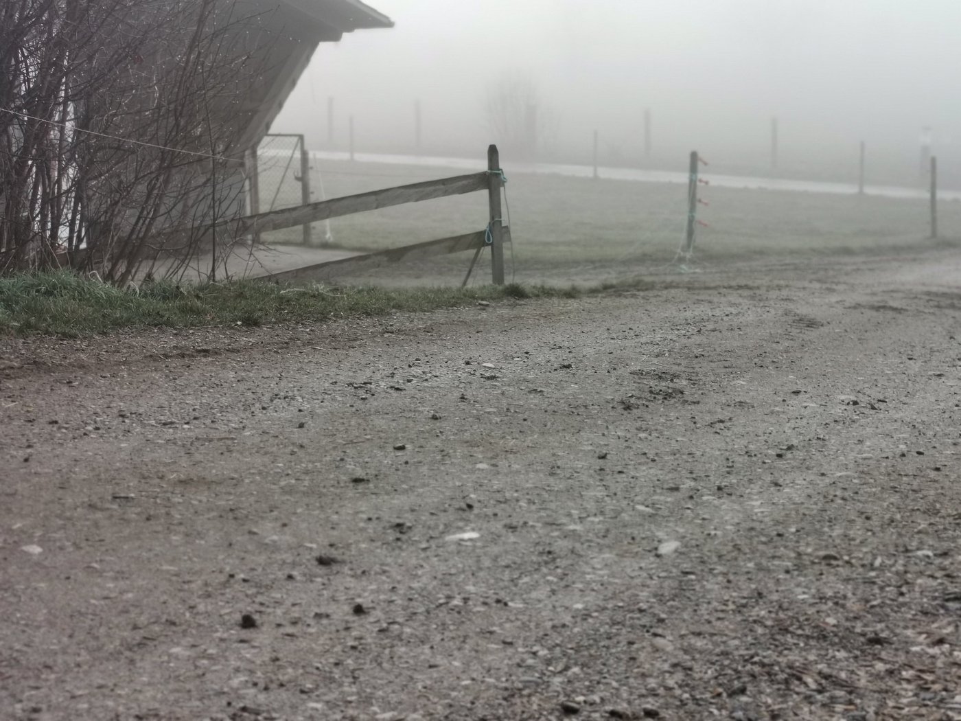 Hier wird kaum eine Umstellung auf Teer möglich sein, auch wenn täglich schwere Maschinen darüber fahren. (Bild sb) 