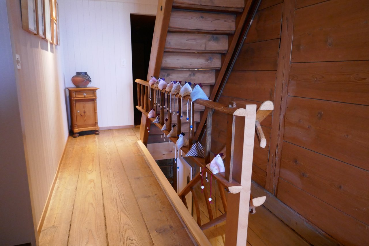 Im Treppenhaus fand sich eine unkonventionelle Lösung für die morschen Holzgeländer, sie wurden durch Holzleitern ersetzt. (Bild Christa Felder)
